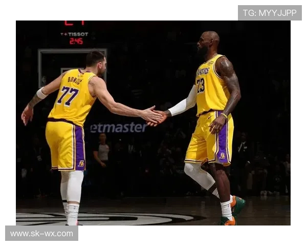 詹姆斯领衔骑士对决勇士全场精彩回顾与战术分析